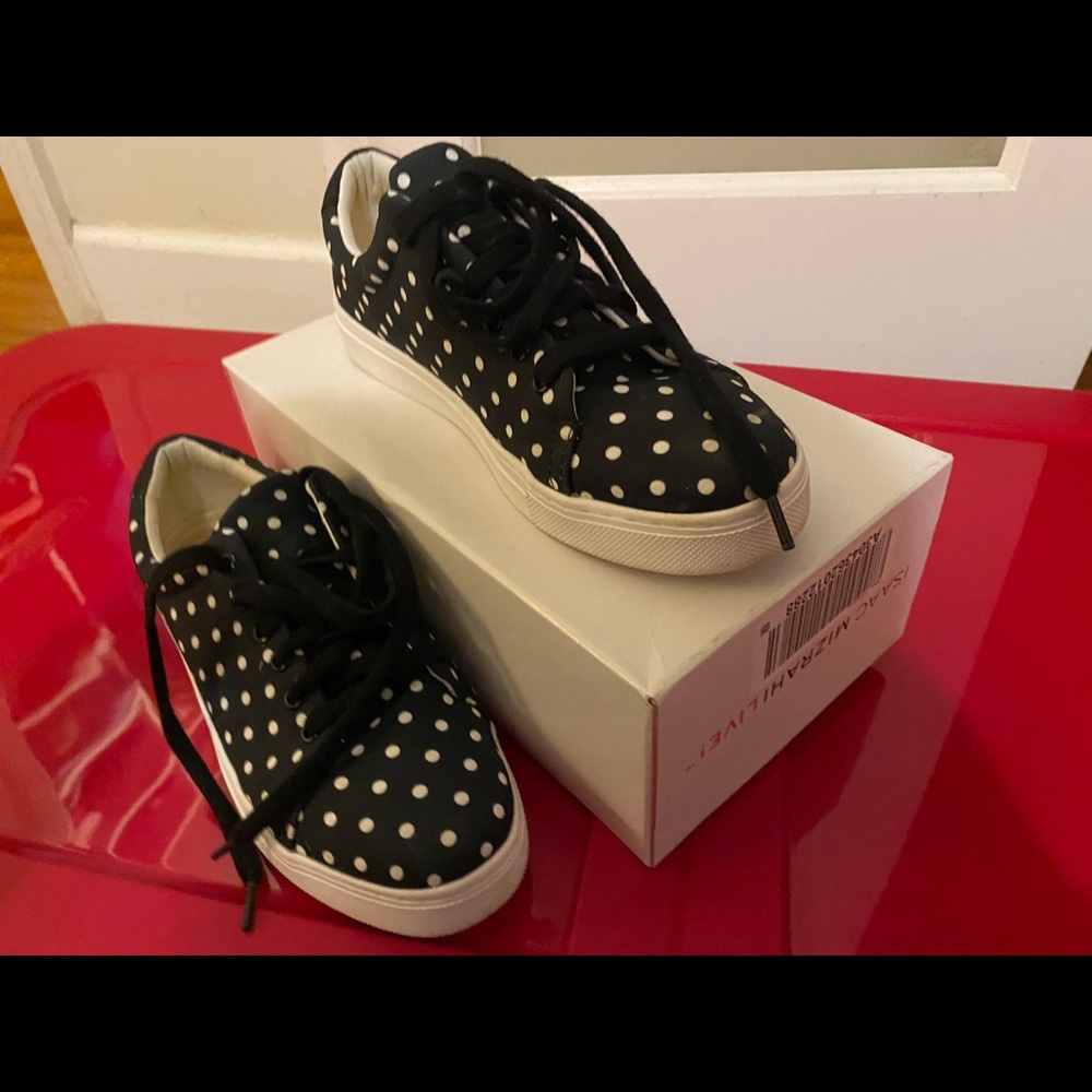 Tennis shoes